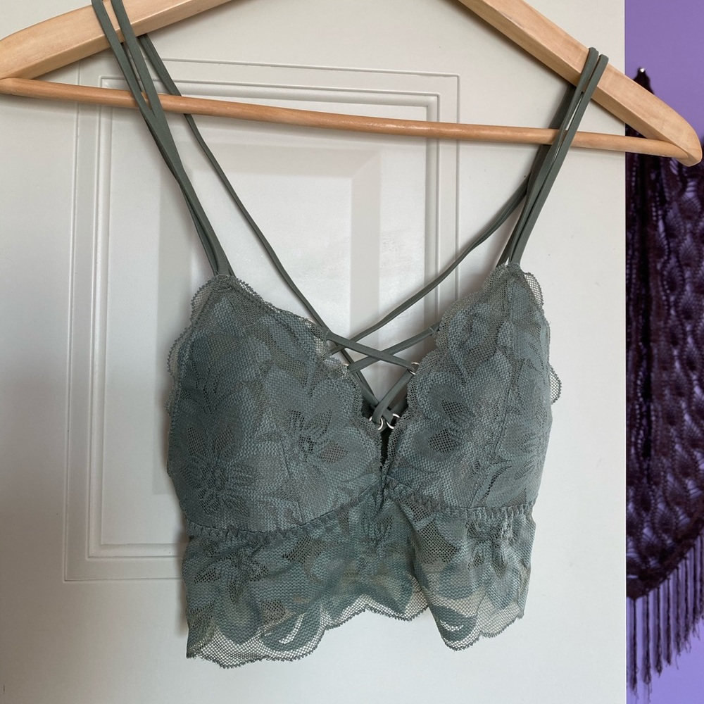 💚 vs pink strappy bralette 💚